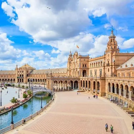 Piso Con Patio Privado Y Parking Nervion Appartement Sevilla