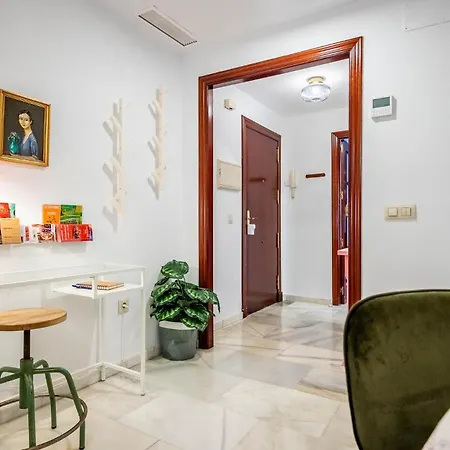 Piso Con Patio Privado Y Parking Nervion Sevilla