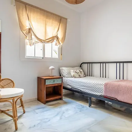 Piso Con Patio Privado Y Parking Nervion Sevilla